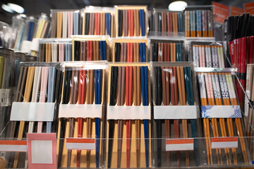 陳列された沢山の箸