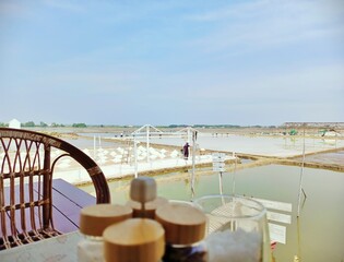 An atmosphere of sipping coffee and enjoying the view of the salt fields