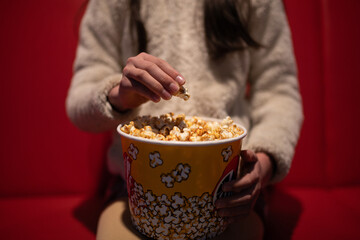 ポップコーンを食べる女の子の手元