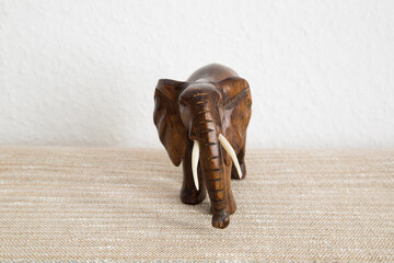 Afrikanischer Elefant aus Ebenholz geschnitzt