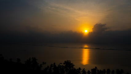 piękny początek budzącego się dnia w Kenii, poranne promienie słońca odbijają się w spokojnych wodach oceanu indyjskiego © Kamil_k2p