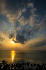 piękny początek budzącego się dnia w Kenii, poranne promienie słońca odbijają się w spokojnych wodach oceanu indyjskiego