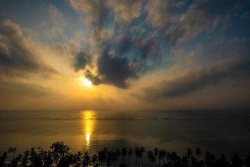 majestatyczny wschód słońca, plaża porośnięta palmami, tropikalny widok © Kamil_k2p