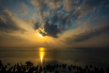 tropikalny wchód słońca nad ocean indyjskim © Kamil_k2p