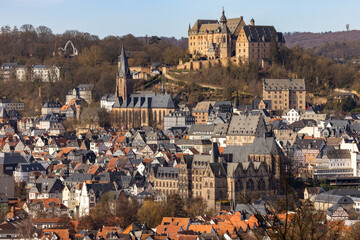 Obraz premium Marburg Castle, also Landgrave's Castle, above the old town of Marburg with Lutheran Parish Church (l) and University Church (mid), Hesse, Germany