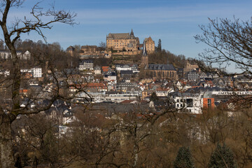 Obraz premium The Marburg Castle, also called Landgrave's Castle, and the Lutheran Parish Church (mid) above the old town of Marburg, Hesse, Germany, Europe