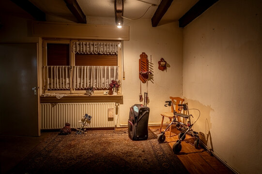Thje abandoned house of the book reader.