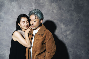 カップル、熟年、シニア、ミドルエイジ、夫婦、カップルフォト、シリアス、寄り添う、ロマンス、愛情、恋愛、中高年、中年、かっこいい、クール、真剣、デート、ワイルド、ダンディ、美人、美容、コスメ、化粧品、ファッション、エステ、広告、おじさん、おしゃれ、革ジャン、ハードボイルド、逃避行、禁断の愛、男性、女性、大人、日本人、スポットライト、ドラマ、舞台、俳優、映画、ペア、ポートレート、交際、イケおじ、グレイ