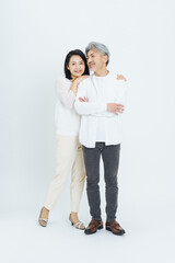 ミドルエイジ、シニア、カップル、夫婦、全身、寄り添う、仲良し、パートナー、元気、笑顔、白バック、切り抜き、コピースペース、広告、伴侶、50代、60代、男性、女性、日本人、ファッション、おしゃれ、キレイめ、シンプル、カジュアル、絆、アンチエイジング、エイジングケア、エステ、サロン、美容、ボディケア、健康、ヘルスケア、ポジティブ、フォトスタジオ、写真館、記念写真、銀婚式、中年、中高年、更年期、老後、セ