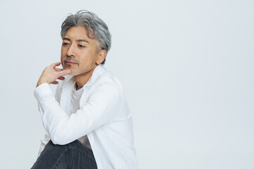 おしゃれなシニア・ミドルエイジ男性のファッションポートレート