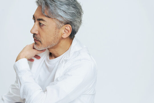 ミドルエイジ、シニア、男性、中高年、中年、ポートレート、脱毛、美容、エステ、サロン、スキンケア、コスメ、化粧品、メンズ、イケおじ、清潔感、キレイめ、シンプル、コピースペース、美肌、美顔、ロマンスグレー、グレイヘア、白髪、ひげ、おしゃれ、クール、かっこいい、横顔、モデル、ダンディ、白シャツ、50代、60代、彫り、フェイスライン、Eライン、骨格、上半身、ジェロントロジー、アンチエイジング、エイジングケ