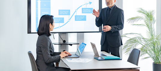 会議をするビジネスマン