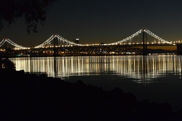 Obraz premium Iconic Bridge at Night