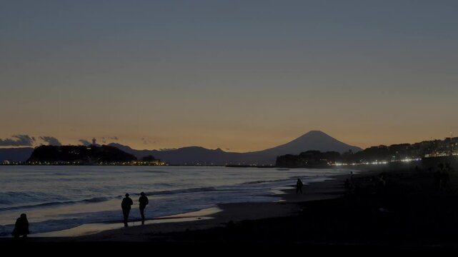 日の入り後の七里ヶ浜海岸と江ノ島・富士山の風景