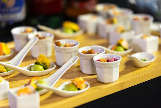 D&eacute;tail d'un plateau de gourmandises ap&eacute;ritives pr&eacute;par&eacute;es par un traiteur