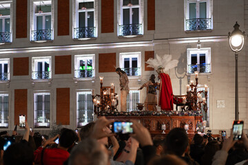 Mucha gente en la Puerta del Sol de Madrid celebrando la Semana Santa.