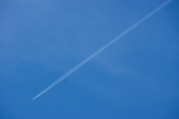 青空と遠くの飛行機雲