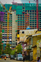 古い建物と建設中の高層ビル