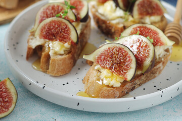Sandwiches with cottage cheese, honey and fig	