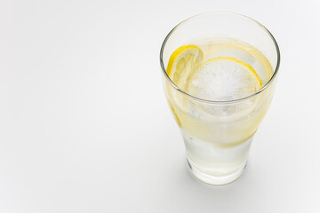 丸氷の入った酎ハイレモン