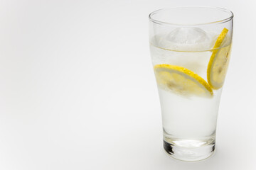 丸氷の入った酎ハイレモン