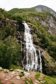 Krajobraz Norwegii, wodospad w Flam