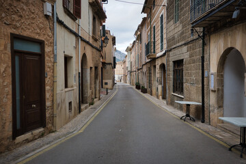 A narrow street with a few buildings in alaro majorca