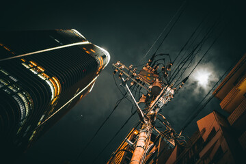 麻布台ヒルズと電柱と月
