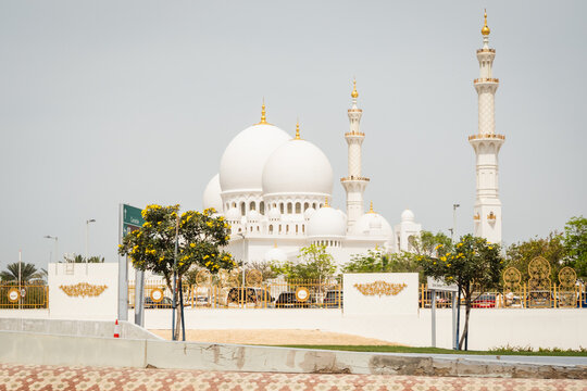 Arrival by car at the Abu Dhabi mosque - United Arab Emirates - Travel - 2