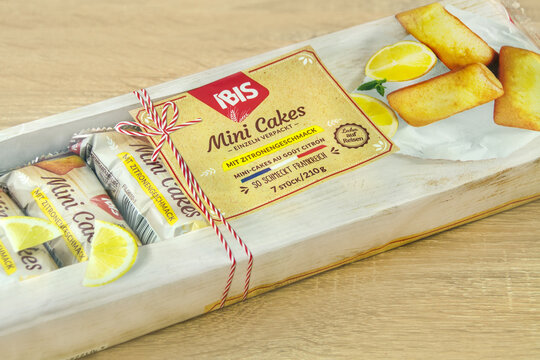 Ibis Mini Cakes mit Zitronengeschmack auf Holz