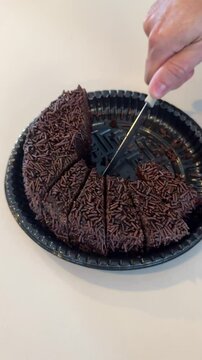 cortando bolo de chocolate 