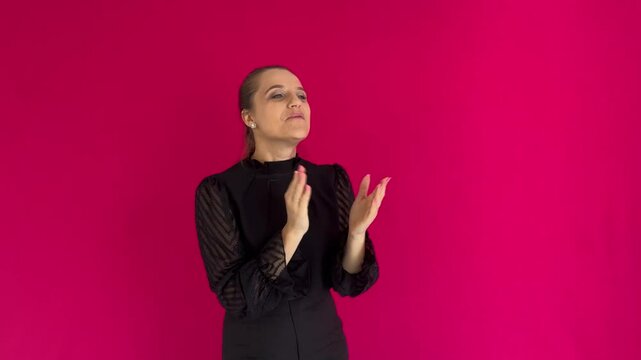 Mulher feliz aplausos 