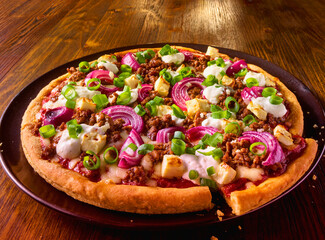 Pizza mit Hackfleisch Zwiebeln Schafskaese und Fruehlingszwiebeln, Pizza, Slice, Italien, herzhaft,...