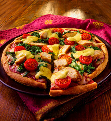 Pizza mit Haehnchen und Spinat mit Tomaten, Italien, Slice, 