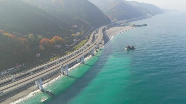 ドローン・空撮ビデオ　親不知海岸と北陸自動車道（親不知ピアパーク周辺）	秋