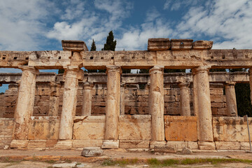 Obraz premium The ruins of Hierapolis (Pamukkale, Turkey)