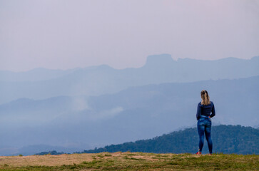 Naklejka premium young woman looking at the mountains