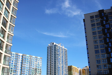 Naklejka premium Tall buildings under a bright blue sky create a stunning landscape