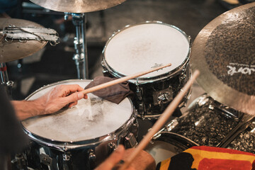 Gros plan sur les fûts d'une batterie rock