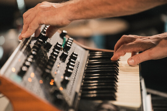 Gros plan sur les mains d'un clavi&eacute;riste sur son synth&eacute;tiseur analogique