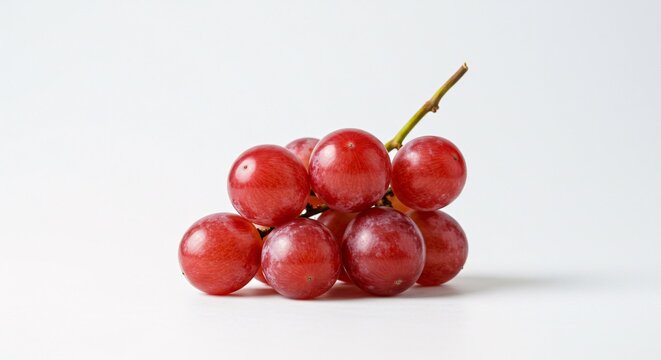 racimo de uvas rojas en fondo blanco 