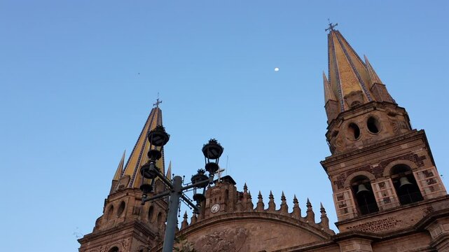 fachada de la catedral en la capital Guadalajara Jalisco Mexico destino turistico cat&oacute;lico dise&ntilde;o de estilo colonial gotico construccion arquitectonica