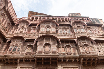 Obraz premium Mehrangarh Fort's exterior walls showcase intricate architectural details. Located in Jodhpur, Rajasthan, it is a UNESCO World Heritage Site.