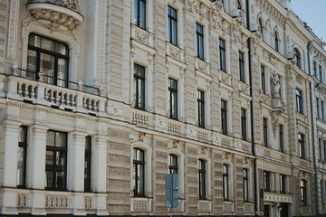 Fototapeta premium An elegant historic building with a white neo-Renaissance facade