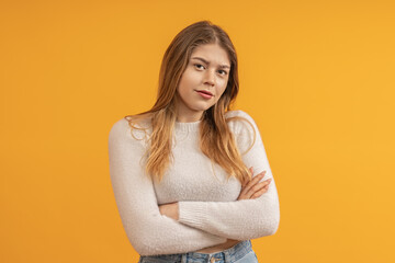 Obraz premium Woman with crossed arms looking serious