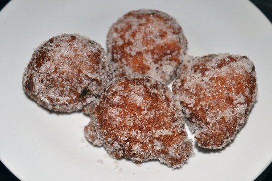 Dolce, frittelle di San Giuseppe, riso, uva passa, pinoli, cannella