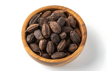Obraz premium Black cardamom pods in wooden bowl isolated on white background