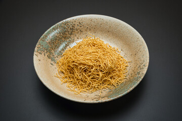 パリパリの食感がおいしい固焼きめんに、炒めた野菜を餡かけにして完成したあんかけ焼きそば