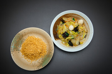 パリパリの食感がおいしい固焼きめんに、炒めた野菜を餡かけにして完成したあんかけ焼きそば