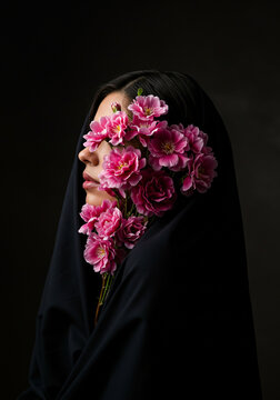 Retrato de mulher com flores rosa cobrindo o rosto em v&eacute;u preto dram&aacute;tico. Generative IA